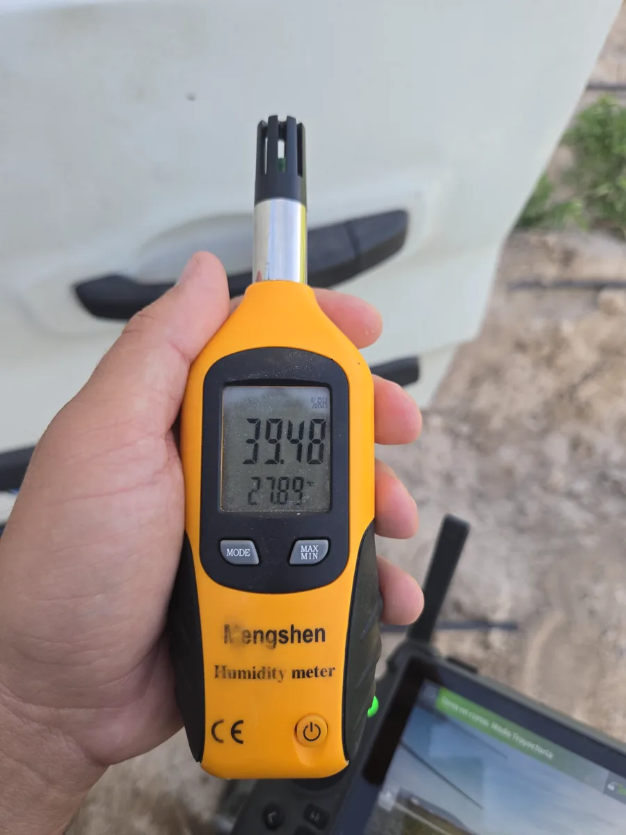 Medición de temperatura y humedad antes de un tratamiento agrícola con dron
